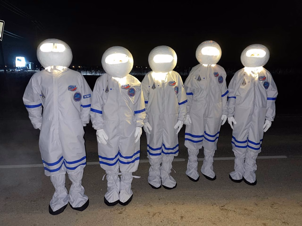 Группа героев в готовых костюмах космонавтов